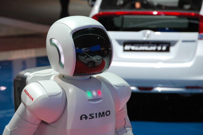 asimo-mutatja-be-az-uj-honda-insight-hybrid-modellt-europanak-a-genfi-autoszalonon-1.jpg